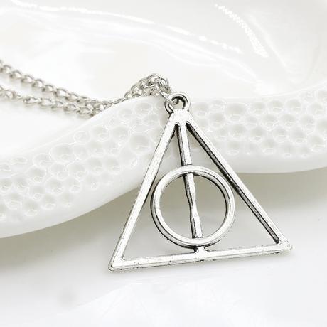 Harry Potter Es A Halal Ereklyei Nyaklanc 2 990 Ft Zenés és filmes pólók, relikviák. harry potter es a halal ereklyei nyaklanc